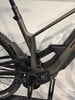 Rahmendetail eines E-Bikes mit Dämpfer und Antrieb