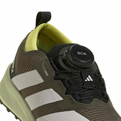 Detail eines Herren-Outdoor-Schuhs von Adidas Terrex mit BOA-System und climaproof-Membran. Detail eines Herren-Outdoor-Schuhs von Adidas Terrex mit BOA-System und climaproof-Membran.