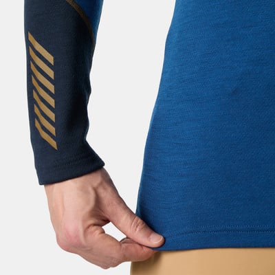 Blaues Langarmshirt mit goldenen Streifen am linken Ärmel. Blaues Langarmshirt mit goldenen Streifen am linken Ärmel.