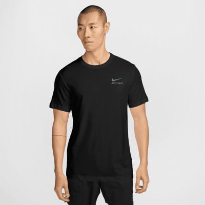 Ein Mann in einem schwarzen T-Shirt mit Nike Court Logo auf der Brust. Ein Mann in einem schwarzen T-Shirt mit Nike Court Logo auf der Brust.