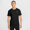 Ein Mann in einem schwarzen T-Shirt mit Nike Court Logo auf der Brust.