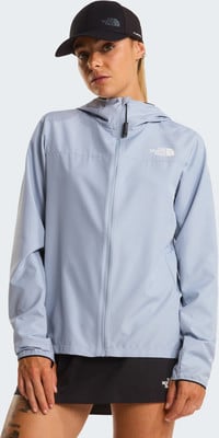 Damen hellblaue Jacke mit Kapuze und schwarzer Mütze von The North Face. Damen hellblaue Jacke mit Kapuze und schwarzer Mütze von The North Face.