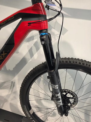 Vorderteil eines roten Mountainbikes mit Fox-Federung und ROTWILO-Aufschrift. Vorderteil eines roten Mountainbikes mit Fox-Federung und ROTWILO-Aufschrift.
