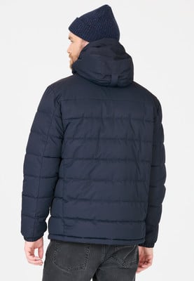 Rückansicht eines Mannes in einer dunkelblauen Daunenjacke und Mütze.