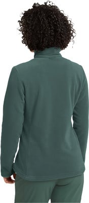 Rückansicht einer Frau in einem dunkelgrünen Fleece-Pullover mit lockigem Haar. Rückansicht einer Frau in einem dunkelgrünen Fleece-Pullover mit lockigem Haar.