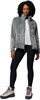 Damen-Fleecejacke in Grau mit Stehkragen und schwarzen Leggings.