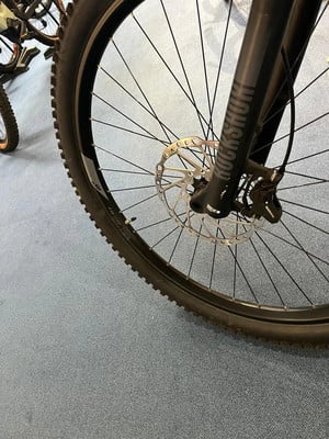 Detail eines Mountainbikes mit Scheibenbremse und Federgabel. Detail eines Mountainbikes mit Scheibenbremse und Federgabel.