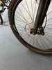 Detail eines Mountainbikes mit Scheibenbremse und Federgabel.
