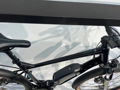 Ein schwarzes E-Bike mit der Aufschrift SAUSALITO auf dem Rahmen. Ein schwarzes E-Bike mit der Aufschrift SAUSALITO auf dem Rahmen.