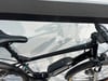 Ein schwarzes E-Bike mit der Aufschrift SAUSALITO auf dem Rahmen.