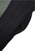 Detail eines schwarzen Netzes und Reißverschlusses an einem Textil.