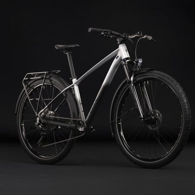 Ein Mountainbike mit Schutzblechen und Gepäckträger auf schwarzem Hintergrund. Ein Mountainbike mit Schutzblechen und Gepäckträger auf schwarzem Hintergrund.