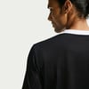 Detail der Rückseite eines schwarzen T-Shirts mit weißem Kragen.