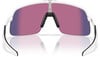 Sportbrille mit weißem Rahmen und pinkfarbenen Gläsern mit Violett-Tönung.
