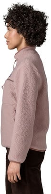 Frau in rosafarbener Fleecejacke mit Kapuze und brauner Hose. Frau in rosafarbener Fleecejacke mit Kapuze und brauner Hose.