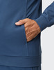 Männliche Hand in der Tasche einer blauen Jacke mit Ärmelbündchen.
