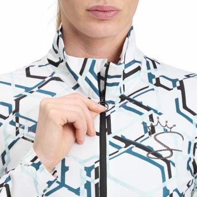 Eine Frau schließt eine Jacke mit geometrischem Muster und Kronenlogo. Eine Frau schließt eine Jacke mit geometrischem Muster und Kronenlogo.