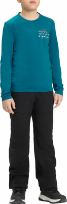 Ein Junge trägt ein blaues Langarmshirt und eine schwarze Hose. Ein Junge trägt ein blaues Langarmshirt und eine schwarze Hose.