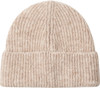 Eine beige Strickmütze mit Rippenmuster und Umschlag.