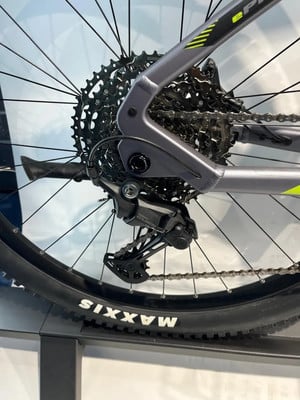 Nahaufnahme der Hinterradschaltung und Kassette eines Mountainbikes mit Maxxis-Reifen. Nahaufnahme der Hinterradschaltung und Kassette eines Mountainbikes mit Maxxis-Reifen.