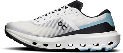 Weiße Laufschuhe mit blauen und schwarzen Details und schwarzer Sohle. Weiße Laufschuhe mit blauen und schwarzen Details und schwarzer Sohle.