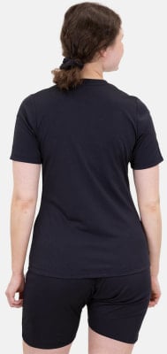 Eine Frau in einem schwarzen T-Shirt und Shorts mit einem Pferdeschwanz. Eine Frau in einem schwarzen T-Shirt und Shorts mit einem Pferdeschwanz.