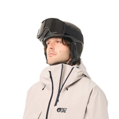 Mann in Skiausrüstung mit Helm und Jacke mit Picture Organic Logo. Mann in Skiausrüstung mit Helm und Jacke mit Picture Organic Logo.