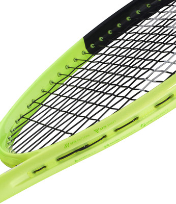Detail eines Tennisschlägers mit schwarzem und gelbem Rahmen und schwarzer Bespannung. Detail eines Tennisschlägers mit schwarzem und gelbem Rahmen und schwarzer Bespannung.