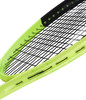 Detail eines Tennisschlägers mit schwarzem und gelbem Rahmen und schwarzer Bespannung.