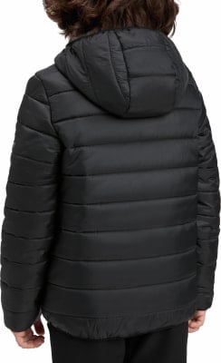 Rückansicht einer schwarzen gesteppten Jacke mit Kapuze. Rückansicht einer schwarzen gesteppten Jacke mit Kapuze.