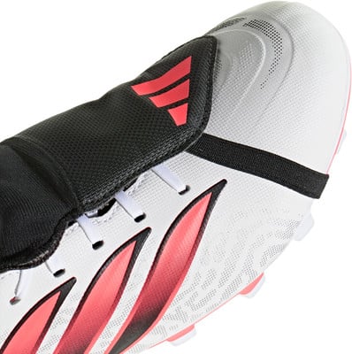 Weißer Fußballschuh mit schwarzer Abdeckung und rosa Streifen.