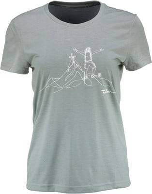 Damen-T-Shirt in Hellgrau mit einem Bergsteiger-Motiv auf einem Berggipfel. Damen-T-Shirt in Hellgrau mit einem Bergsteiger-Motiv auf einem Berggipfel.