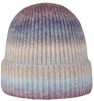 Gestrickte Mütze mit Farbverlauf in Lila-, Blau- und Beigetönen.