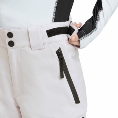 Detail einer Skihose mit Reißverschlusstasche und verstellbarem Bund.
