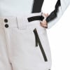 Detail einer Skihose mit Reißverschlusstasche und verstellbarem Bund.