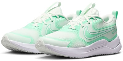 Dámské běžecké boty Nike v mátové barvě s bílými detaily. Dámské běžecké boty Nike v mátové barvě s bílými detaily.