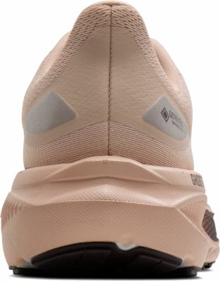 Rückansicht eines beigen Laufschuhs mit Gore-Tex-Logo und Ghost-Schriftzug. Rückansicht eines beigen Laufschuhs mit Gore-Tex-Logo und Ghost-Schriftzug.