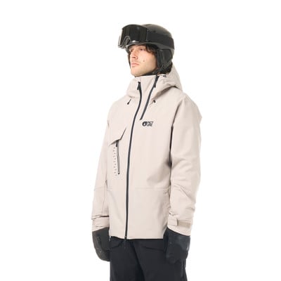 Mann in Skijacke und Helm mit Brille steht seitlich. Mann in Skijacke und Helm mit Brille steht seitlich.