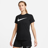 Eine Frau in einem schwarzen Nike-T-Shirt mit weißem Logo und schwarzen Shorts.
