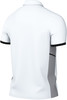 Rückansicht eines weißen Poloshirts mit schwarzen und grauen Details.