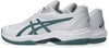 Weiße Tennisschuhe mit dunkelgrünem Asics-Logo und Sohle.