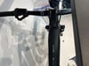 Schwarzes Mountainbike mit Display am Lenker und REACTION-Aufschrift.