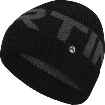 Schwarze Strickmütze mit grauem Logo und Streifen, mit kleinem Aufnäher.