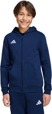Junge in dunkelblauem Kapuzenpullover mit Adidas-Logo auf weißem Hintergrund. Junge in dunkelblauem Kapuzenpullover mit Adidas-Logo auf weißem Hintergrund.