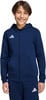 Junge in dunkelblauem Kapuzenpullover mit Adidas-Logo auf weißem Hintergrund.