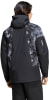 Rückansicht eines Mannes in einer schwarzen Kapuzenjacke mit Batikmuster.