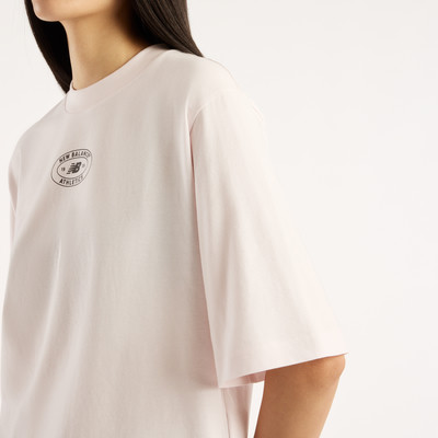 Damen-T-Shirt in Rosa mit kurzen Ärmeln und New Balance Logo.