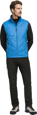 Ein Mann in einer blauen Weste und schwarzer Hose steht vor weißem Hintergrund. Ein Mann in einer blauen Weste und schwarzer Hose steht vor weißem Hintergrund.