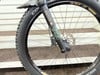 Vorderreifen eines Mountainbikes mit Federung und Scheibenbremse.