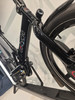 Schwarzer, glänzender Rahmen eines E-Bikes mit Gocycle-Aufschrift und Vorderlicht.